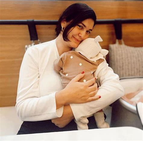 Bergüzar Korel kızı Leyla ile pozunu Instagram hesabından paylaştı