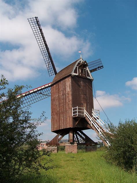 The <a> tag defines a hyperlink, which is used to link from one page to another. Verbrande Molen - Wikipedia