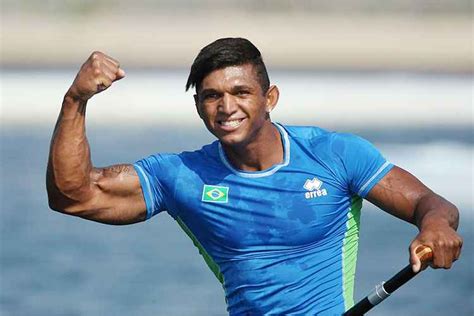 Isaquias queiroz ganhou três medalhas nos jogos olímpicos rio 2016. Isaquias Queiroz supera alemão e tcheco e é tricampeão ...