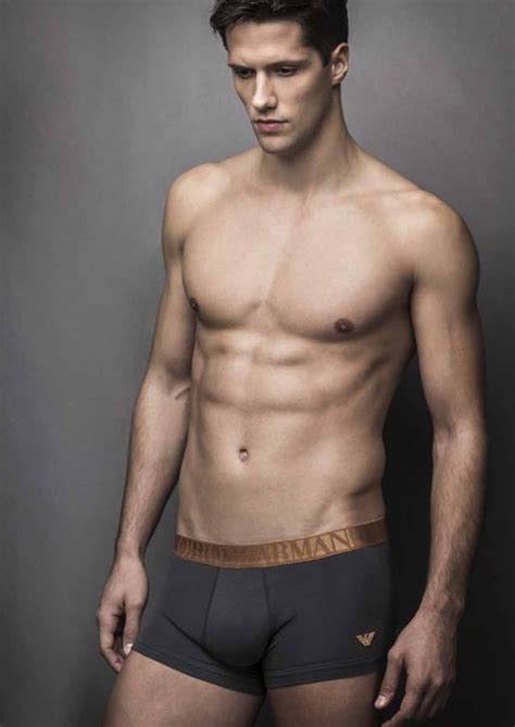 Refleja dinamismo usando los pantalones deportivos de hombre que tienen tecnología ideal para hacer ejercicio. Calzoncillo boxer de hombre, Emporio Armani - Varela Intimo