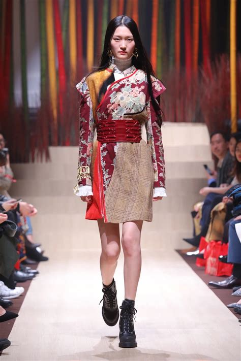 Chinese Designs Wow At Shanghai Fashion Week Shine News