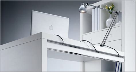 Stelle eine monitorhalterung auf und befestige deine bildschirme. Endlich Schluss mit dem Kabel-Chaos am Schreibtisch