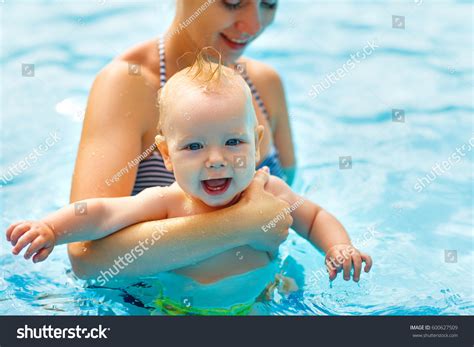 母亲和宝宝在游泳池游泳库存照片600627509 shutterstock