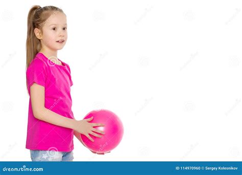 Маленькая девочка приниманнсяый за фитнес с шариком Стоковое Фото изображение насчитывающей