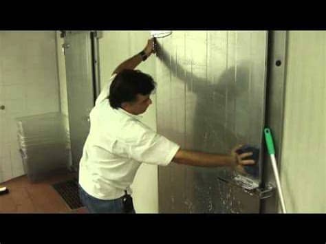 Se puede utilizar un producto quitagrasa en espray, pero nunca un estropajo porque se rayaría y perdería todo su brillo. Diprolisa - Limpiando Acero Inoxidable - YouTube