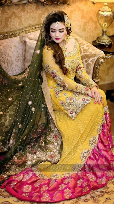 Pin By 👑mar Uj👑 On Mehndi Brides Makeup Hair Pakistani Wedding