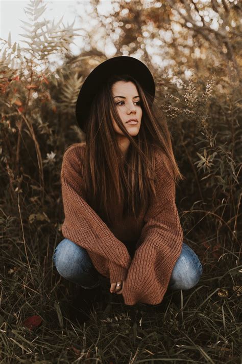 Fall Senior Photoshoot Casual Outfit With Fedora Hat Fall Photoshoot Senior Girl Poses Girl