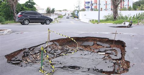 G1 Asfalto da Av Litorânea cede após três meses de inauguração notícias em Maranhão