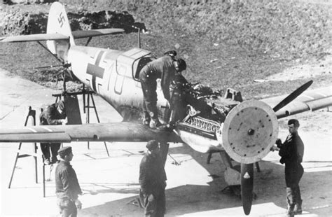 How Machine Guns On World War I Biplanes Never Hit The Propeller We