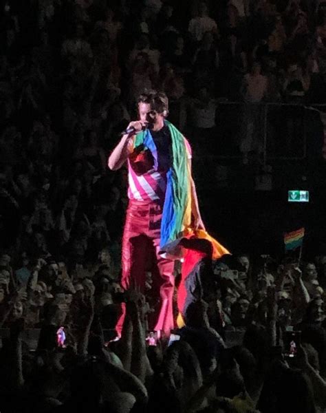 Harry With The Pride Flag Tonight 🫶