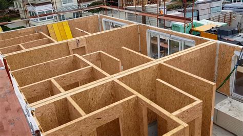 Das massivhaus taunus 4 bietet zwei vollgeschosse unter einem 23° satteldach mit fachwerkbinder dachstuhl und individuell planbare wohnfläche auf 137 qm. Holz Haus Construction - Montage Haus-KIT Dreireihenhaus ...