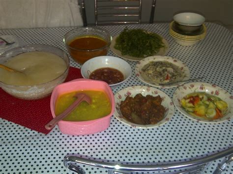 Beberapa makanan khas medan yang patut kamu coba adalah mi gomak, bika ambon, lontong lebih tepatnya laksa medan adalah makanan dari mi beras putih, timun daun mint ikan dan kuah. Perspektif Myra: Makanan ajaib di dunia