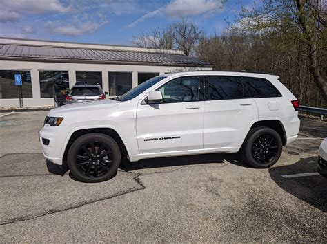 Pre Owned 2017 Jeep Grand Cherokee Altitude In Bright White Clearcoat