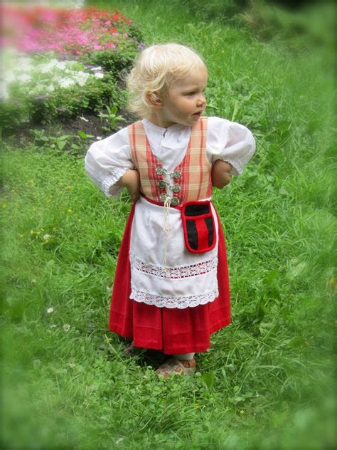 Finland - Tavastian dress, missing the head band - kansantanssijatyttö ...