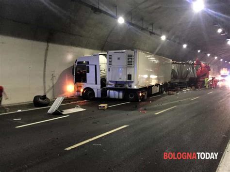 Secondo incidente con gravi conseguenze nell'arco di due giorni nel levante genovese. Incidente in A1: tamponamento a catena, la situazione del ...