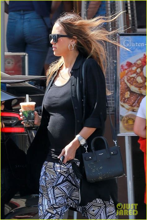 Jessica Alba Takes Her Bump To Urth Caffe For Iced Drink Photo 3967267
