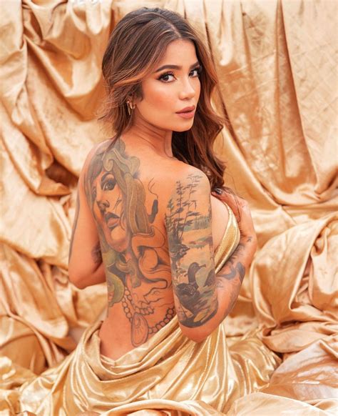 Jenn Muriel se fue a tatuar y publicó el momento en Instagram Terminando este lindo proyecto