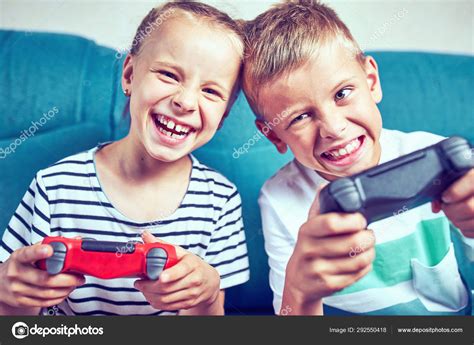 Imagenes Sobre Un Niño Jugando Con Los Videojuegos Juegos En Linea En Jovenes Y Ninos Asuntos