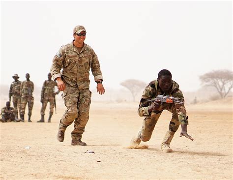 A Us Army Green Beret Training A Soldier In Niger 2017 1387 X 1073