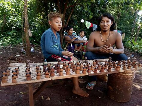 Los juegos tradicionales son aquellos que se practican en grupo con el fin de divertirse y entretenerse, muchos de ellos todavía perduran hasta nuestros días y se remontan siglos atrás es un juego en el que uno de los niños cuenta hasta 30 segundos y los demás se esconden. Presentan en Corrientes un juego tradicional Mbya Guaraní. LAVOZDECATARATAS.COM