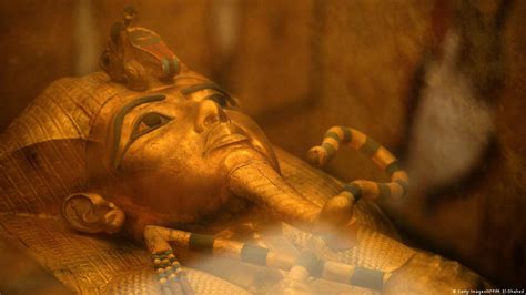 egypt begins restoring golden coffin of tutankhamun dw 07 17 2019