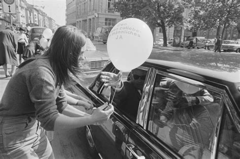 Januar 1919 konnten frauen in deutschland zum ersten mal an einer wahl teilnehmen auf dieser karte ist zu sehen, wann es in den anderen europäischen ländern soweit war. Wieso Frauen so lange nicht wählen und abstimmen durften ...