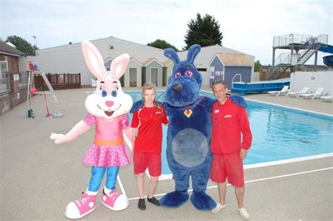 Sparky And Naarky Visit The Pool Picture Of Parkdean Resorts Breydon Water Holiday Park Great