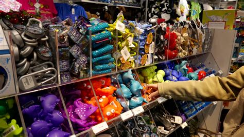 The vancouver aquarium is a public aquarium located in stanley park in vancouver, british columbia, canada. Vancouver, BC, Canada - October 18, 2014 : People Buying ...