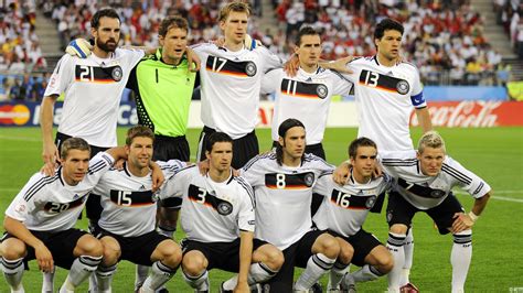 Glauben sie, dass sie wissen, die berühmtesten fußballmannschaften logos? Alle Facts zur deutschen Fußballnationalmannschaft - Stars