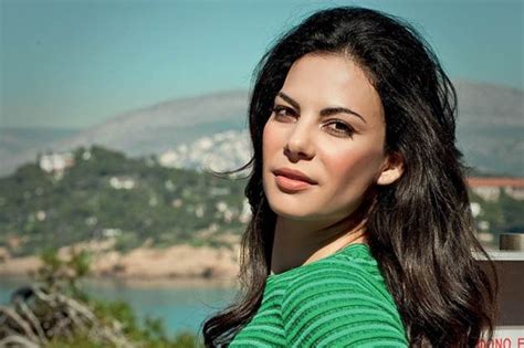 «αναπαύσου στην αγκαλιά της γης». Εύη Βατίδου: Μπάνιο στη θάλασσα στα μέσα Νοεμβρίου ...