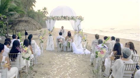 Fotografia de bodas de estilo ibicenco realizada en la playa de barcelona, en un ambiente intimo y muy natural con los invitados de blanco y al aire libre. Bodas en Playa La Roca - YouTube