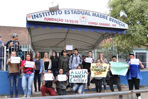 Estudantes fazem manifestação em apoio à greve dos professores da rede estadual Região NH