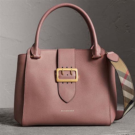 Burberry Medium Buckle Tote In Grainy Leather Pink