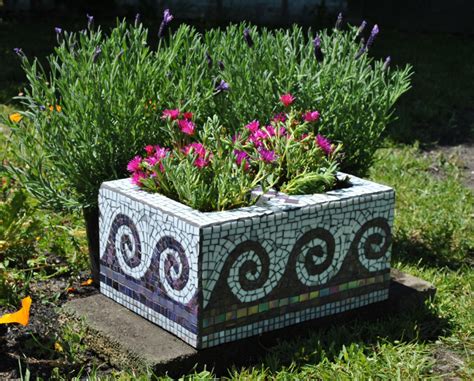 This is a great budget option for your garden if you are looking for a place to sit and enjoy nature but also you are on a tight budget. Cinder Block Garden Projects | HubPages