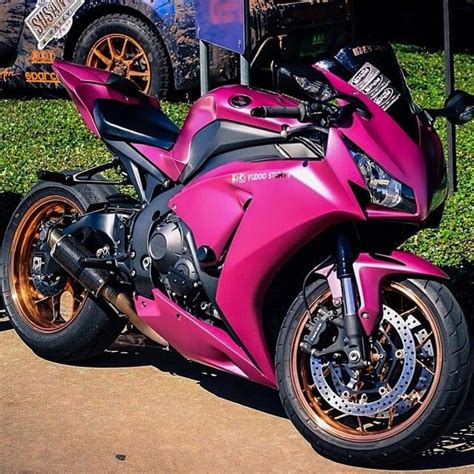 18 moto r1 rose