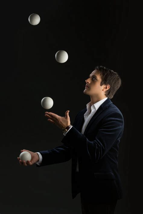 5 Easiest Ways To Juggle Four Balls – CircusJungle.com