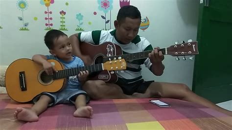 Aksi Bocah Cilik Belajar Bermain Gitar Youtube