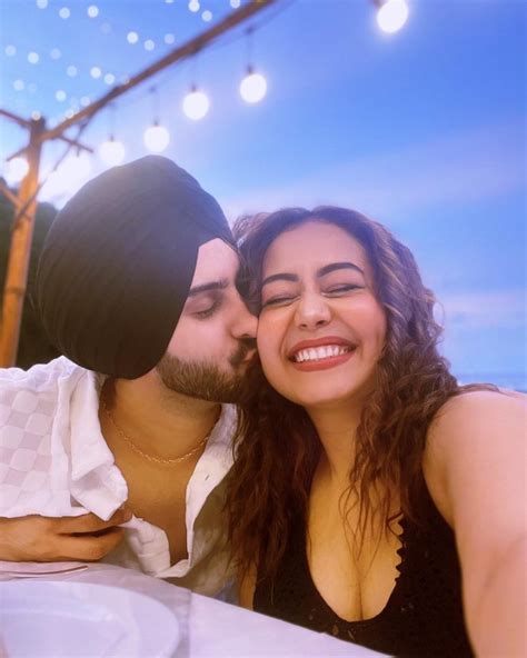 Neha Kakkar And Rohanpreet Singh Seal It With A Romantic Kiss Fans Get Couple Goals Iwmbuzz