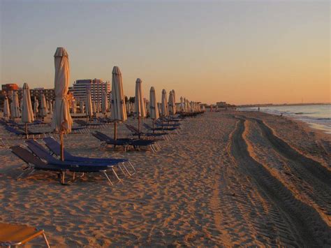 Amplasat privilegiat în centrul stațiunii eforie nord, la numai 10 minute de plajă, hotel fortuna oferă tuturor oaspeților posibilitatea de a petrece o vacanță relaxantă și odihnitoare la malul mării. Litoralul Pentru Toti 2021 Mamaia Hotel CENTRAL*** Pico ...