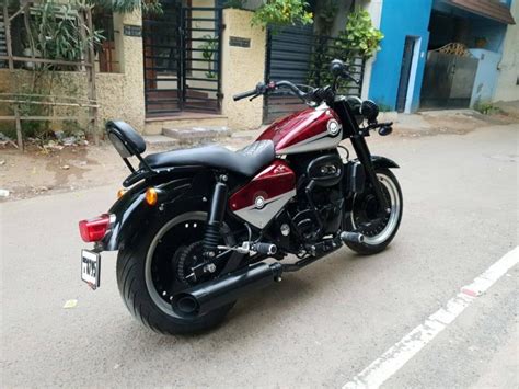 Royal enfield showroom in delhi: This Royal Enfield Classic 350 is a Harley Davidson Fat ...