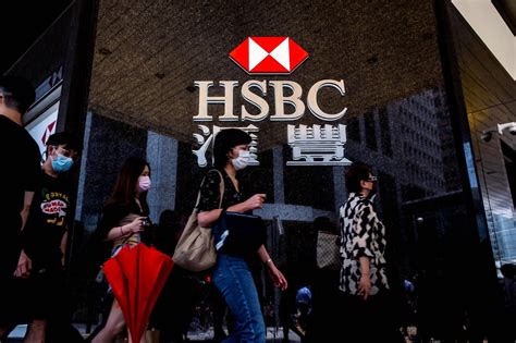 Yuan Slump Turns Hong Kong Into Haven As Mainland Chinese Rush For