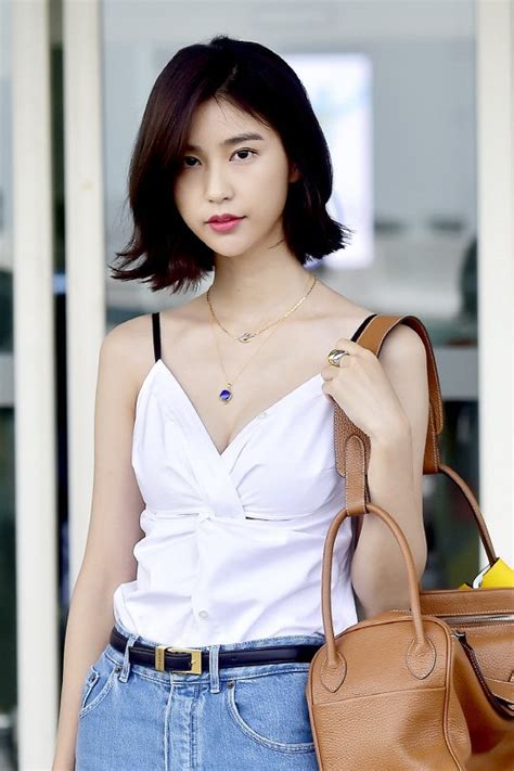 Model Vivian Shows Off Her Luxury Style At The Airport Netizen Buzz