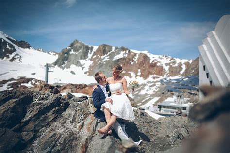 Auf 3440 metern über dem meeresspiegel hat das höchste café österreichs eröffnet. Emotionale Hochzeit in den Alpen am Pitztaler Gletscher in ...
