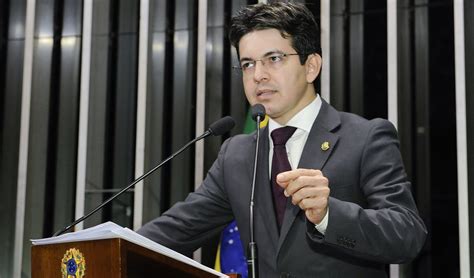 Randolph frederich rodrigues alves, mais conhecido como randolfe rodrigues (garanhuns, 6 de novembro de 1972), é um professor e político brasileiro atualmente filiado a rede sustentabilidade (rede). Do PSOL, Randolfe desiste de disputar Presidência - Brasil 247