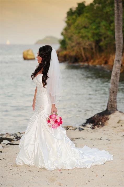The ideal veil depends largely on the style of wedding gown you choose, as well as your face shape and personal style. My veil on the beach! | Weddingbee Photo Gallery