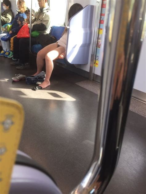 電車内でズボンとパンツ脱いで下半身裸のマン毛見えてる女が発見される みんくちゃんねる