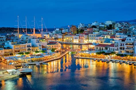 Hermosa Ciudad De Agios Nikolaos En La Noche Regi N De Lasithi De La