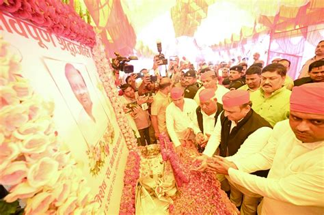sp national president akhilesh yadav in ayodhya pays tributes to departed party leaders