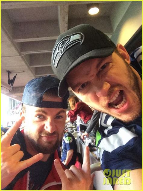 Chris Evans Wins Super Bowl Bet Will Visit Seattle Anyways Photo