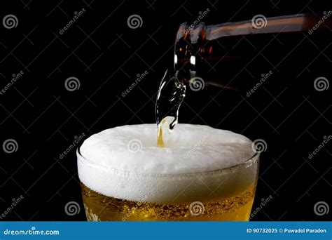 A Cerveja Está Derramando No Vidro No Preto Imagem De Stock Imagem De